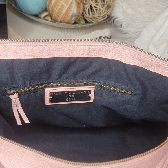 Selling a pre-owned authentic Balenciaga handbag in a very good condition - Picture 5 of 16